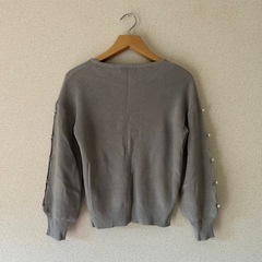 パール付きニットプルオーバー グレー Mサイズ①の画像