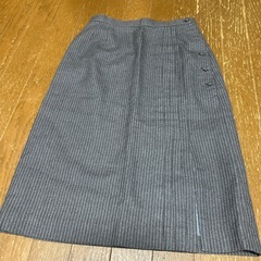 グレー　ストライプ　膝丈スカートの画像