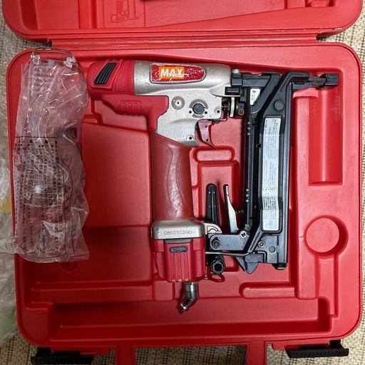 MAX製エアタッカー、ステープル用、ケース付き。中古動作品　ステーブル二箱付き。