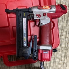 MAX製エアタッカー、ステープル用、ケース付き。中古動作品　ステーブル二箱付き。 の画像