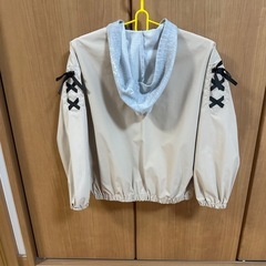 薄手のパーカーの画像