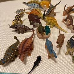 【11/8引き渡し希望】無料　フィギュア　恐竜　の画像