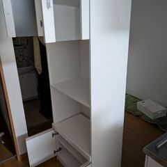 スリムな食器棚の画像