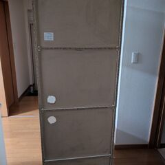 スリムな食器棚の画像