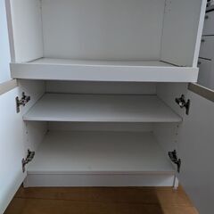 スリムな食器棚の画像