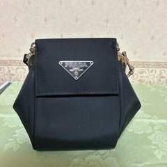 PRADA ブラック がま口ハンドバッグの画像