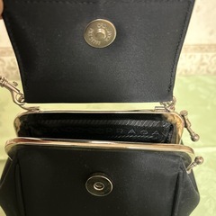 PRADA ブラック がま口ハンドバッグの画像