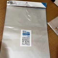 コピー用紙、ホッチキス、カッター下敷き等の事務用品一式の画像