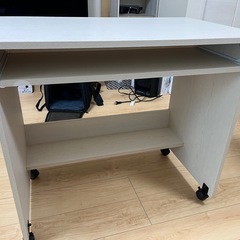 パソコンデスクとチェアの画像