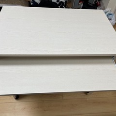 パソコンデスクとチェアの画像