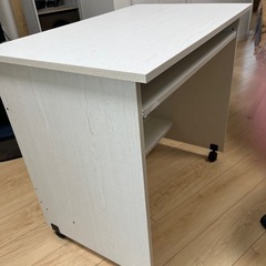 パソコンデスクとチェアの画像