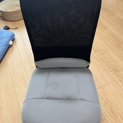 パソコンデスクとチェアの画像