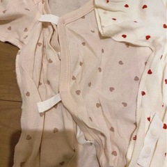 【未使用品もある】コンビ肌着8点　おもちゃ2点差し上げますの画像