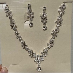 ウェディングアクセサリー ティアラ&イヤリング&ネックレスの画像
