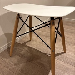 ホワイト✖️木製の椅子の画像