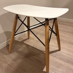 ホワイト✖️木製の椅子の画像