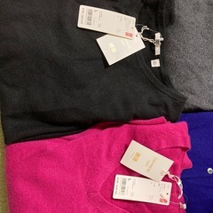 UNIQLO カシミヤ100   丸首黒グレー　Lサイズ　Vネックピンク　Lサイズ　カーディガン紺色XLサイズ4枚セットの画像