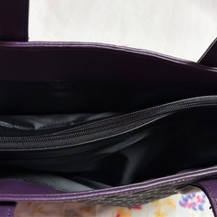 黒と紫のチェック柄トートバッグの画像