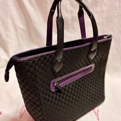 黒と紫のチェック柄トートバッグの画像