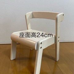 子ども用机と椅子の画像