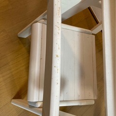 子ども用机と椅子の画像