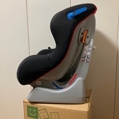 赤と黒のISOFIXチャイルドシートの画像