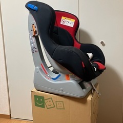 赤と黒のISOFIXチャイルドシートの画像