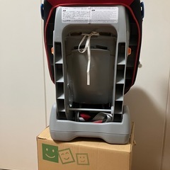 赤と黒のISOFIXチャイルドシートの画像