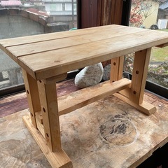 テーブル　台　椅子の画像