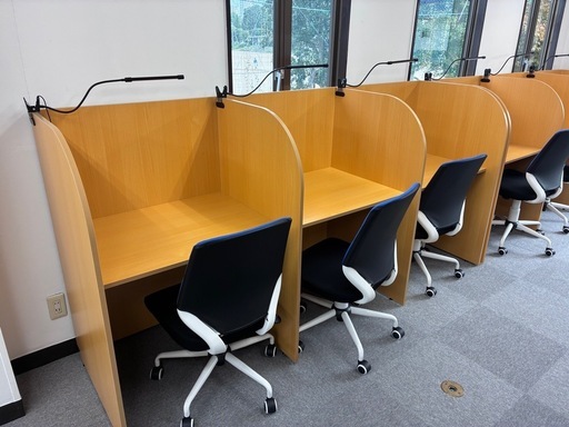 未使用 ①多目的個別ブースデスク3連タイプ ビジネスチェア、LEDライトセット