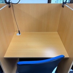 未使用 ②多目的個別ブースデスク3連タイプ ビジネスチェア、LEDライトセットの画像
