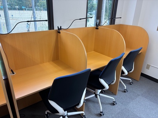 未使用 ②多目的個別ブースデスク3連タイプ ビジネスチェア、LEDライトセット