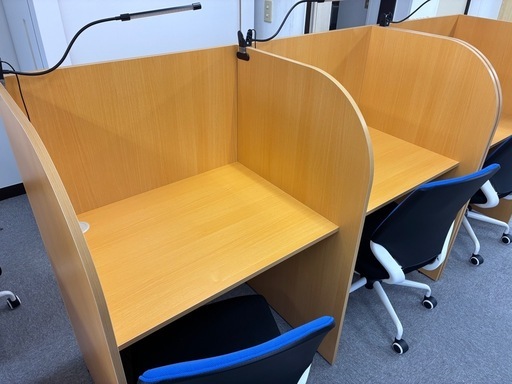 未使用 多目的個別ブースデスク2連タイプ ビジネスチェア、LEDライトセット