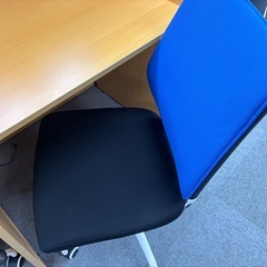 未使用 多目的個別ブースデスク2連タイプ ビジネスチェア、LEDライトセットの画像