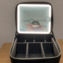 【美品】LEDライト付きメイクボックス✨ミラー・ブラシ収納付きの画像