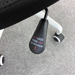 未使用 ②多目的個別ブースデスク3連タイプ ビジネスチェア、LEDライトセットの画像