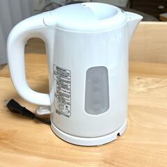 ニトリ 電気ケトル 1L DN362 ホワイト 2022年製 シンプルデザイン 湯沸かしポット コードレス 軽量 コンパクト 電気ポット ケトル 台所家電 家電製品 一人暮らし用 おしゃれ 省スペース キッチン用品 すぐお湯 沸く 生活家電 人気モデル 清潔 中古良品 動作確認済み すぐ使える ニトリ製 ケトル 白の画像