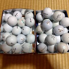 ゴルフボールとadidasゴルフバックの画像