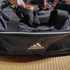 ゴルフボールとadidasゴルフバックの画像