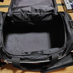 ゴルフボールとadidasゴルフバックの画像