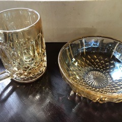 ジョッキと皿のセットの画像