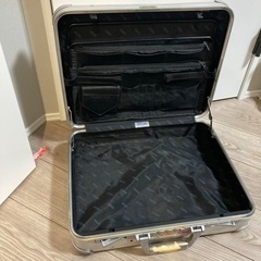 高級リモワRIMOWA🔴アタッシュケースの画像