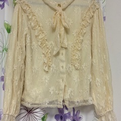 クリーム色のレースのブラウス
