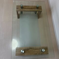 ガラストップテーブルの画像