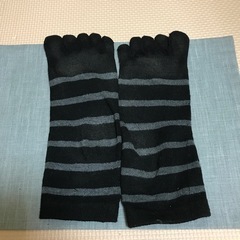 黒とグレーのストライプ 五本指ソックスの画像