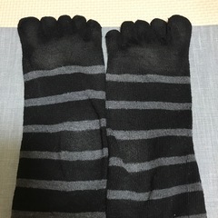 黒とグレーのストライプ 五本指ソックスの画像