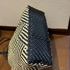 かごバッグ　白黒　モノクロの画像