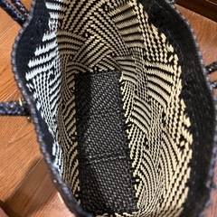 かごバッグ　白黒　モノクロの画像