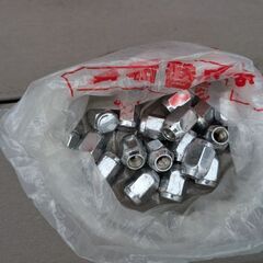 30アルファード用のスタッドレスホイール４本、ナット２０個を４万円でお譲りします。の画像