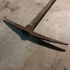 昔ながらの つるはしの画像